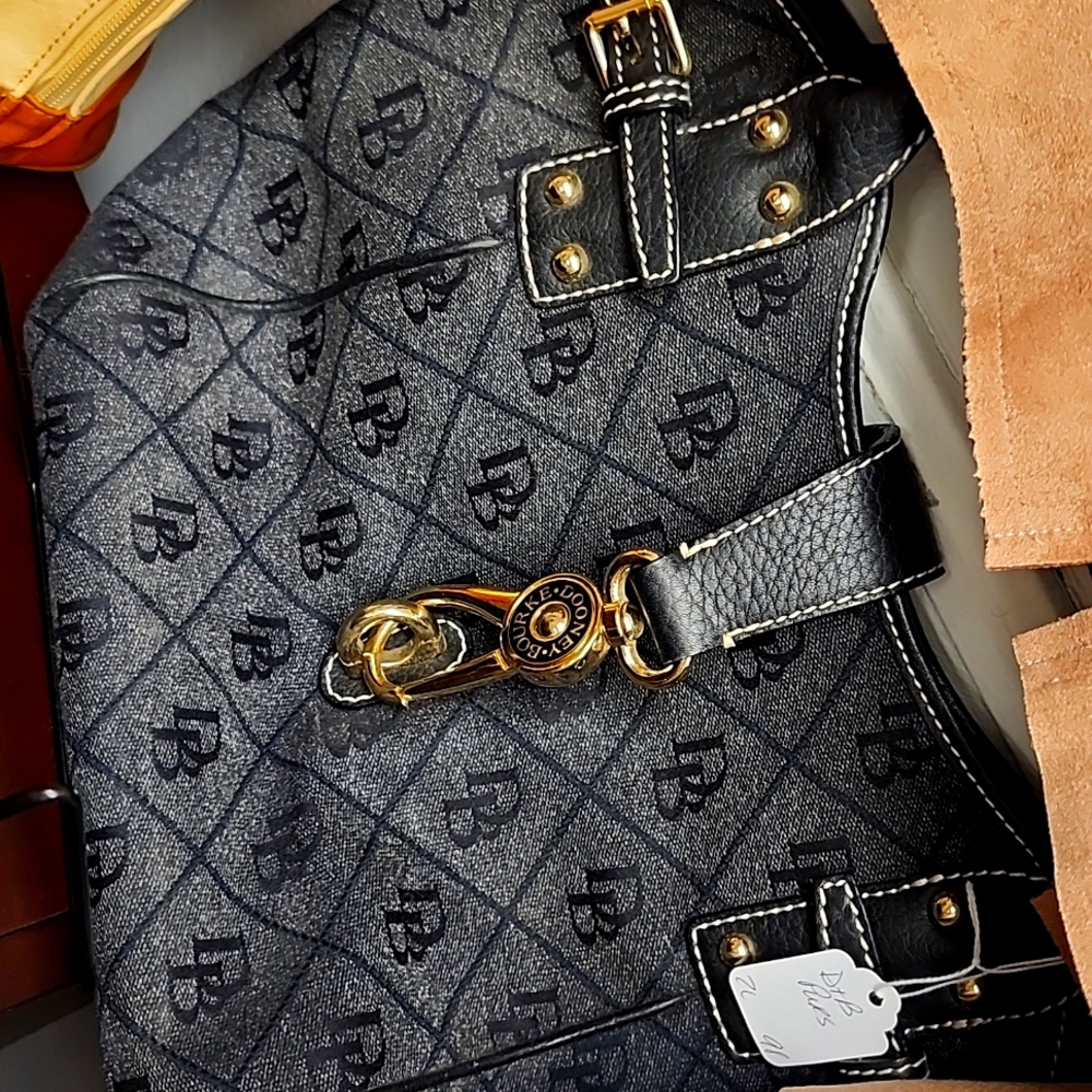 Dooney and Brouke shoulderbag
